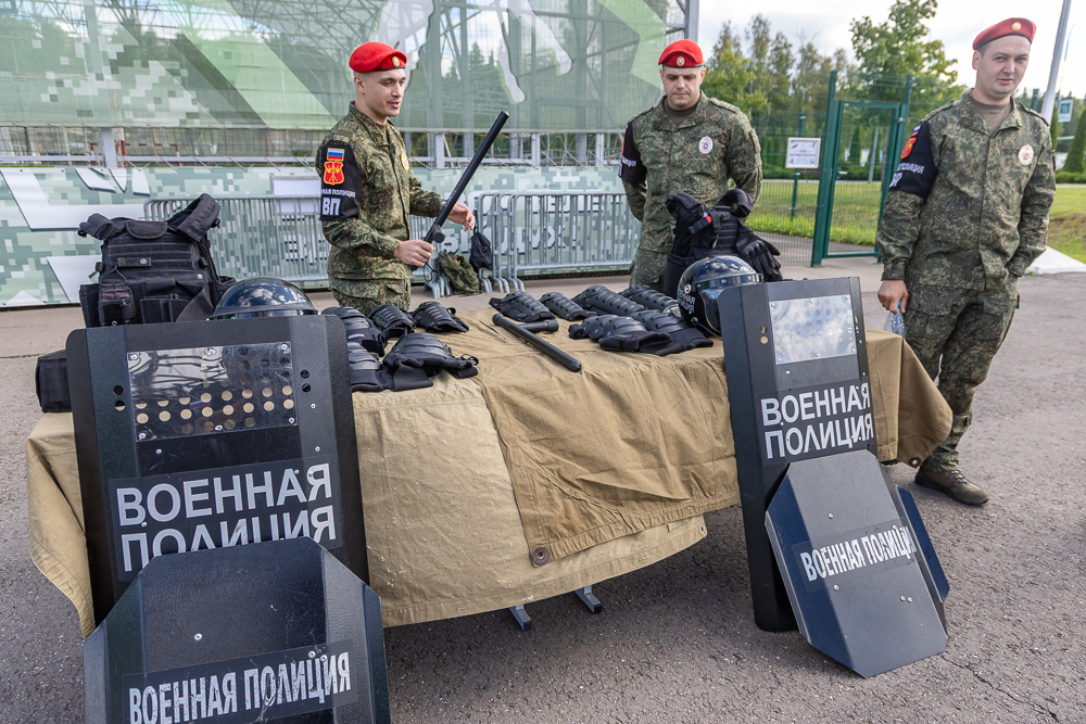Военно-спортивная игра «Юный страж порядка» в парке «Патриот»