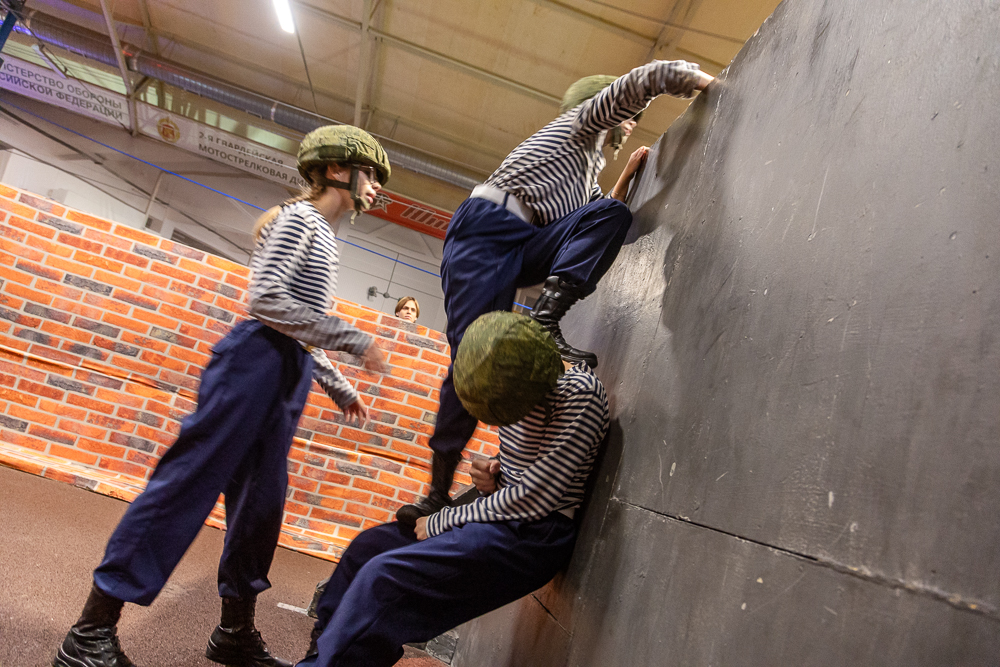 Военно-спортивная игра «Юный страж порядка» в парке «Патриот»