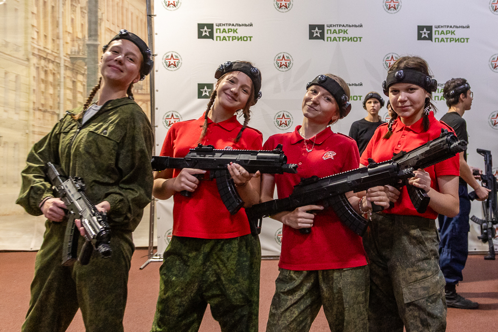 Военно-спортивная игра «Юный страж порядка» в парке «Патриот»