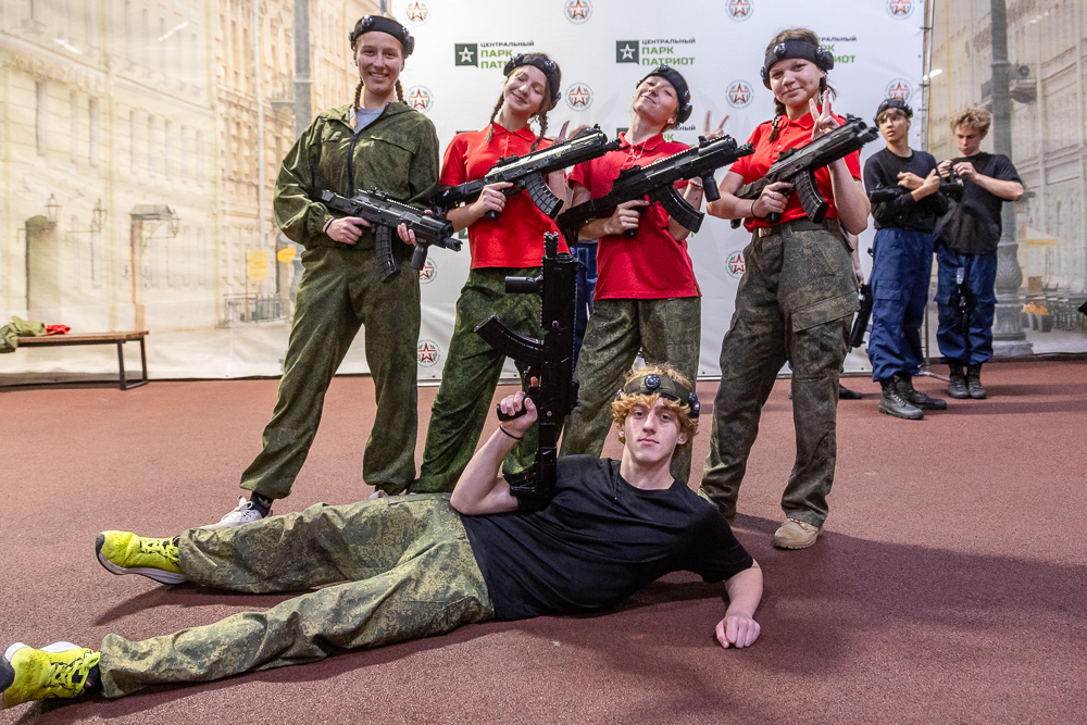 Военно-спортивная игра «Юный страж порядка» в парке «Патриот»