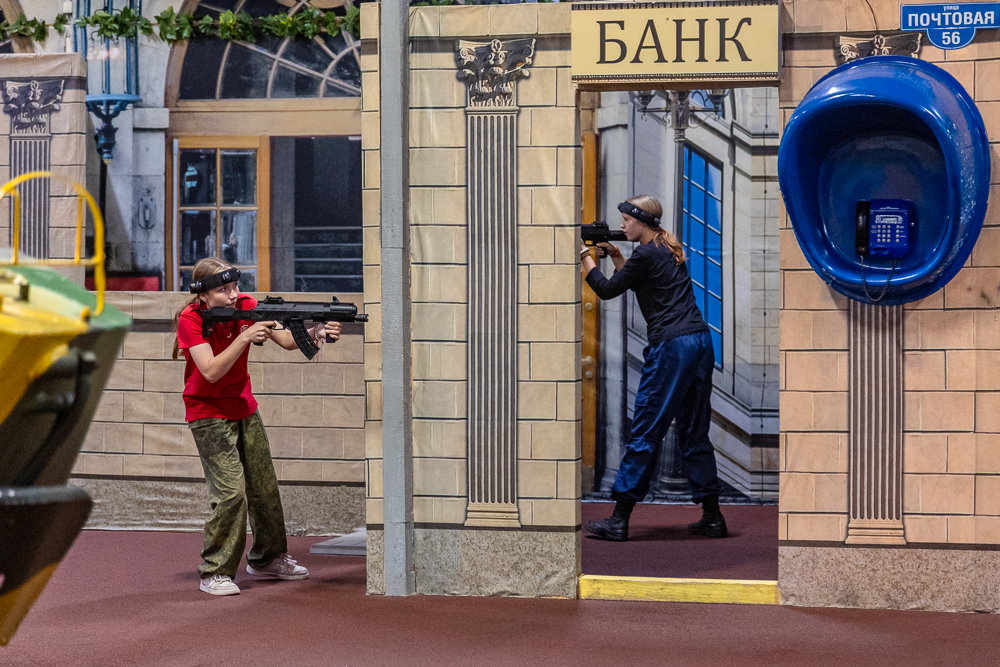 Военно-спортивная игра «Юный страж порядка» в парке «Патриот»